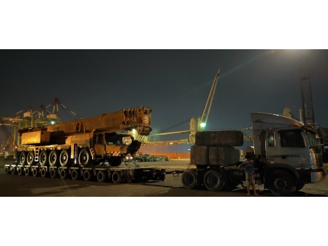 Cẩu lốp 160 tấn LIEBHERR LTM1160  tại cảng Tân Thuận Đông 