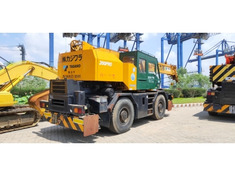 Cẩu lốp 20 tấn TADANO TR200M-4 tại cảng SPCT