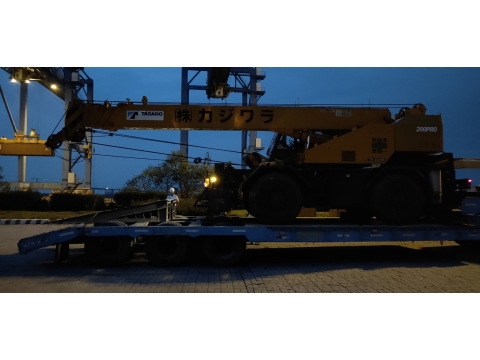 Cẩu lốp 20 tấn TADANO TR200M-4 tại cảng SPCT