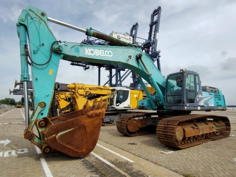 Máy đào bánh xích KOBELCO SK480LC tại cảng SPCT