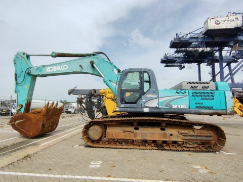 Máy đào bánh xích KOBELCO SK480LC tại cảng SPCT