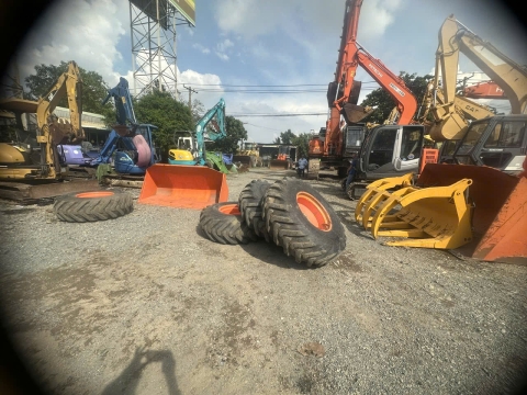 Xuất khẩu máy xúc lật bánh lốp HITACHI LX70-7 tại cửa khẩu Xa Mát