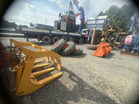 Xuất khẩu máy xúc lật bánh lốp HITACHI LX70-7 tại cửa khẩu Xa Mát