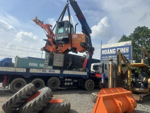 Xuất khẩu máy xúc lật bánh lốp HITACHI LX70-7 tại cửa khẩu Xa Mát