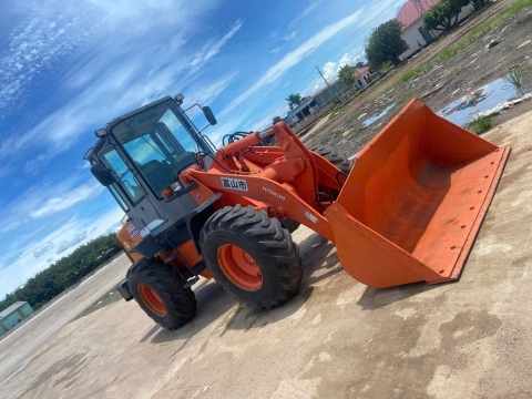 Xuất khẩu máy xúc lật bánh lốp HITACHI LX70-7 tại cửa khẩu Xa Mát