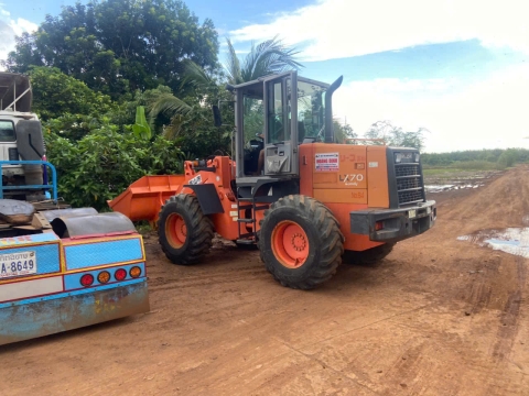 Xuất khẩu máy xúc lật bánh lốp HITACHI LX70-7 tại cửa khẩu Xa Mát
