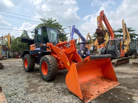 Máy xúc lật bánh lốp HITACHI LX80-7, LX110-7 từ Nhật Bản