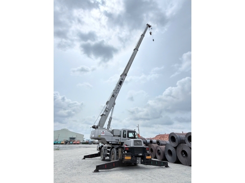 Cần trục bánh lốp KATO KR25H-V6 từ Nhật Bản