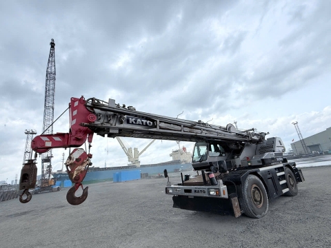 Cần trục bánh lốp KATO KR25H-V6 từ Nhật Bản