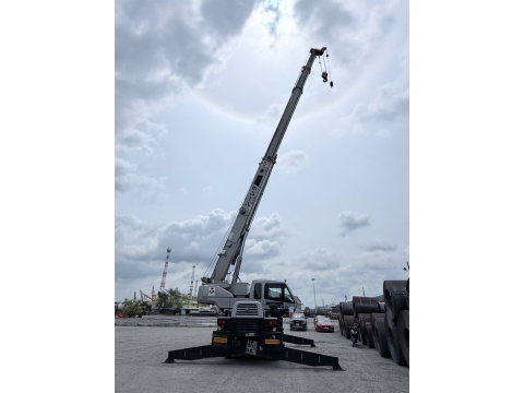 Cần trục bánh lốp KATO KR25H-V6 từ Nhật Bản