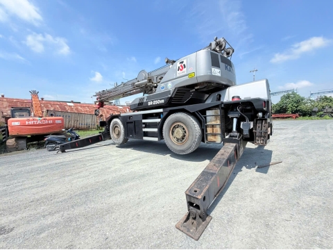 Cần trục bánh lốp KATO KR25H-V6 từ Nhật Bản