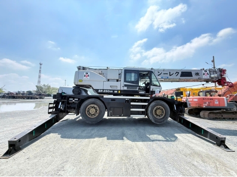 Cần trục bánh lốp KATO KR25H-V6 từ Nhật Bản