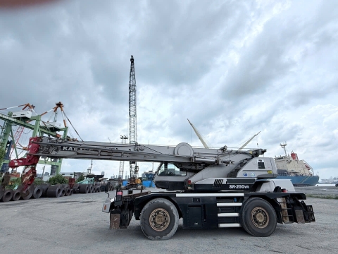 Cần trục bánh lốp KATO KR25H-V6 từ Nhật Bản