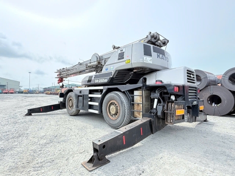 Cần trục bánh lốp KATO KR25H-V6 từ Nhật Bản