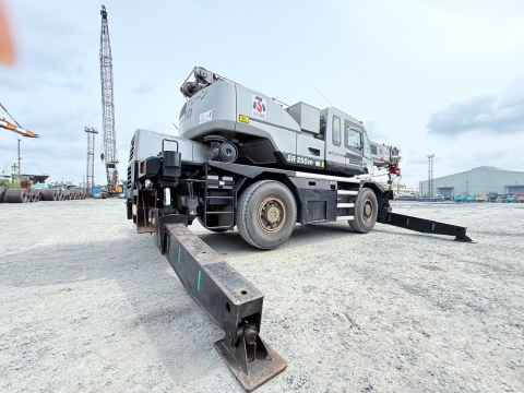 Cần trục bánh lốp KATO KR25H-V6 từ Nhật Bản