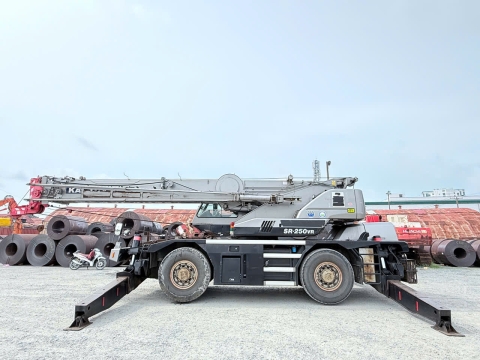 Cần trục bánh lốp KATO KR25H-V6 từ Nhật Bản