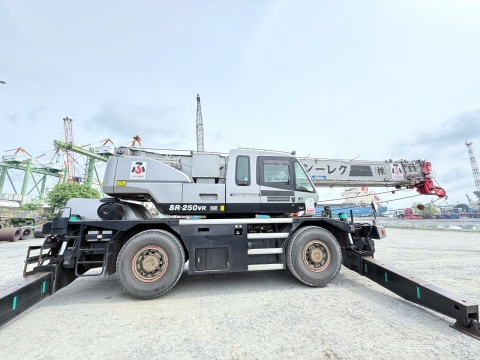 Cần trục bánh lốp KATO KR25H-V6 từ Nhật Bản
