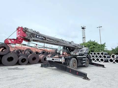 Cần trục bánh lốp KATO KR25H-V6 từ Nhật Bản