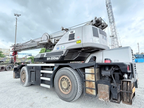 Cần trục bánh lốp KATO KR25H-V6 từ Nhật Bản