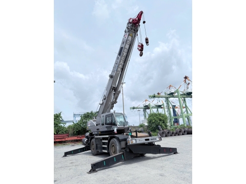 Cần trục bánh lốp KATO KR25H-V6 từ Nhật Bản