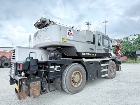 Cần trục bánh lốp KATO KR25H-V6 từ Nhật Bản