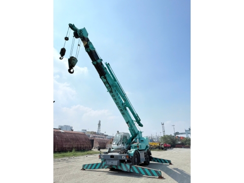 Cần trục bánh lốp KOBELCO RK250-5 đến từ Nhật Bản